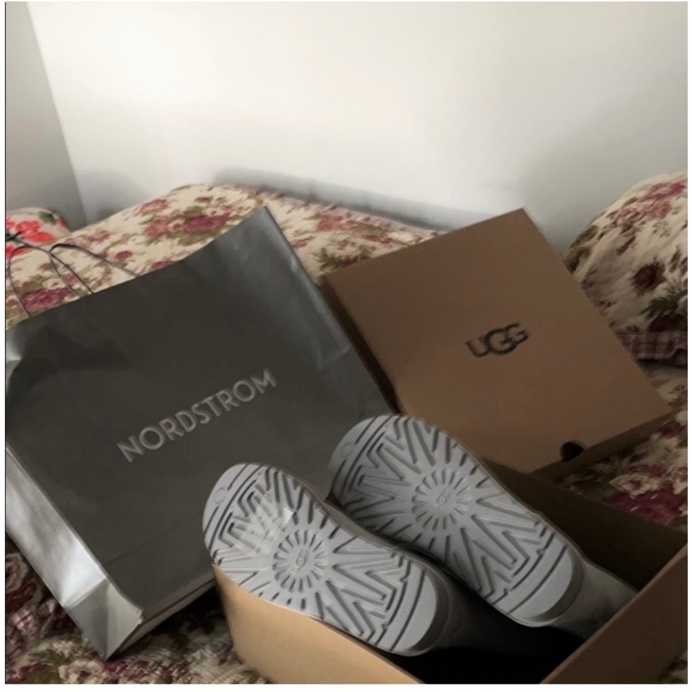 UGG Gray Sequin Star Short Boots! - Picture 2 of 7